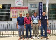 专家与帮扶队村干部合影